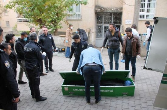 22 yaşlı qız sinəsindən və kürəyindən bıçaqlanmış halda tapıldı- FOTO