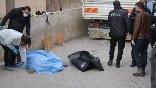 22 yaşlı qız sinəsindən və kürəyindən bıçaqlanmış halda tapıldı- FOTO