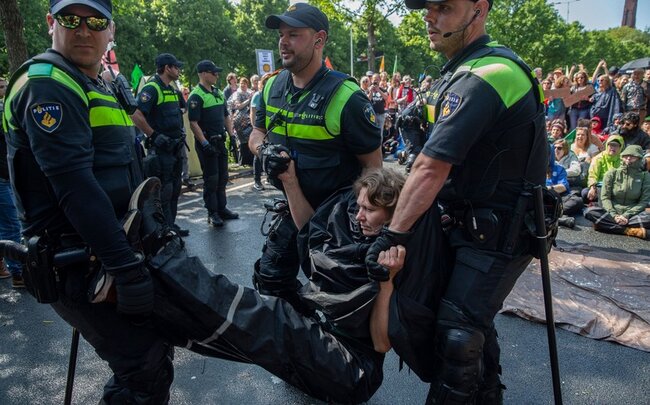 Amsterdamda keçirilən nümayişdə 100-dən çox ətraf fəal saxlanılıb