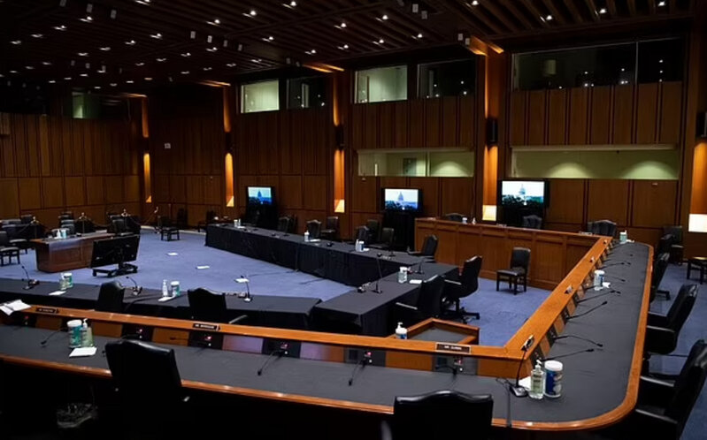 KİV: "ABŞ Senatının işçisi dinləmə zalında həvəskar gey pornoqrafiyası çəkərkən yaxalanıb"