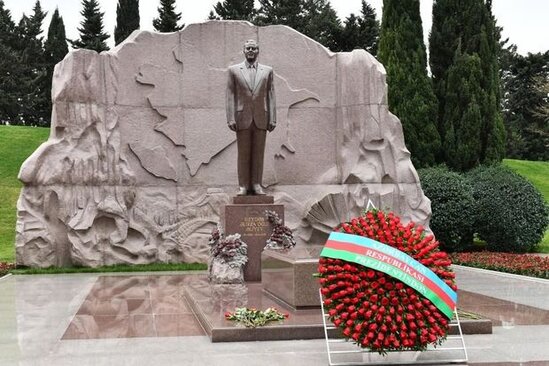 İlham Əliyev və Mehriban Əliyeva ulu öndər Heydər Əliyevin məzarını ziyarət ediblər - VİDEO