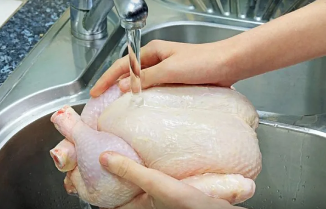 Çiy toyuğun yuyulması ölümcül TƏHLÜKƏLİDİR