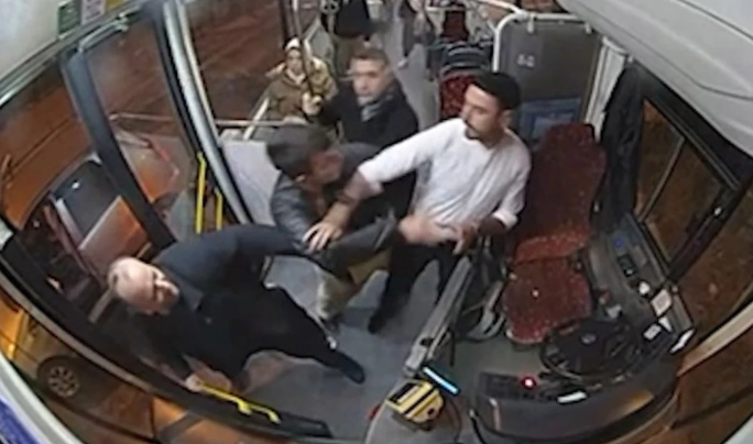 Yol vermək üstündə DAVA düşdü: Avtobus sürücüsü BIÇAQLANDI - VİDEO