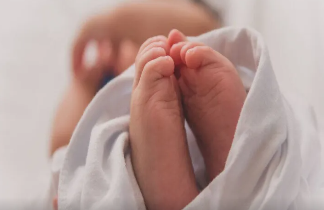 Ata 2 aylıq körpəsini döyüb öldürdü