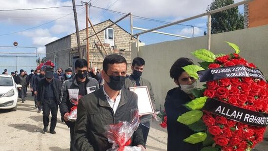 Koronavirusdan vəfat edən jurnalist dəfn olunub - FOTO