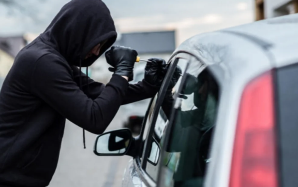 Bakıda avtomobildən külli miqdarda pul və maqnitofon oğurlandı