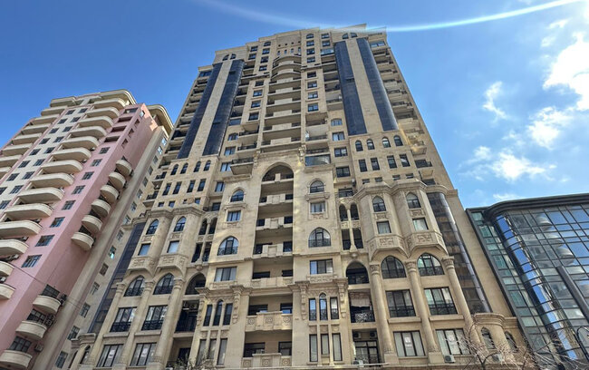 Eldar Mahmudovun oğlu üç ailənin evini dağıdır