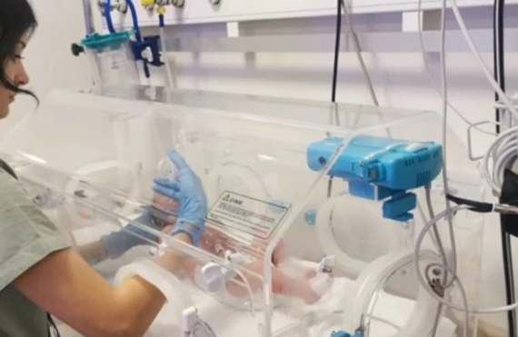 Avtomobilini park edən sürücü yol kənarında tərk edilmiş körpə tapdı