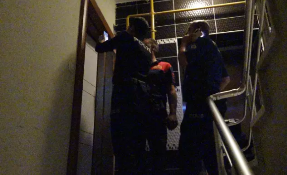 32 yaşlı ana iki qadın tərəfindən 36 günlük körpəsinin yanında öldürüldü