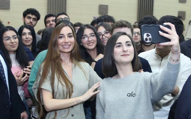 Arzu Əliyeva Bakı Ali Neft Məktəbində - Fotolar