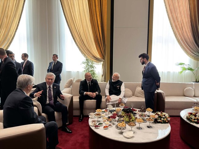 İlham Əliyev Bişkekdə Narendra Modi ilə söhbət etdi - FOTO