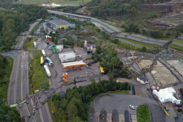 İsveçdə magistral yolda torpaq sürüşməsi baş verib, xəsarət alanlar var