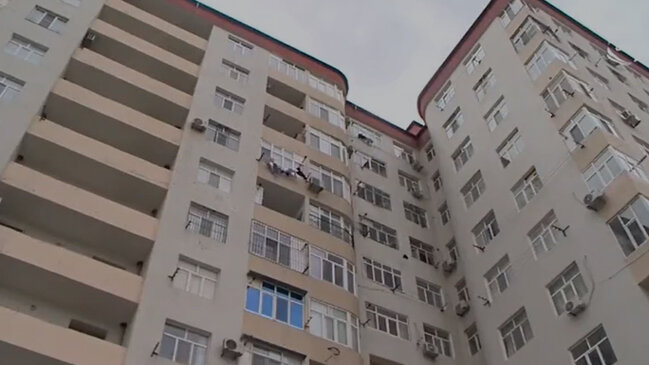 Daha bir binada narazılıq: Tikinti şirkəti sakinlərə hədə-qorxu gəlir (VİDEO)