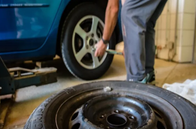 Avtomobili soyuq dövrə hazırlamaq: qış təkərlərinə keçmək üçün mükəmməl vaxt