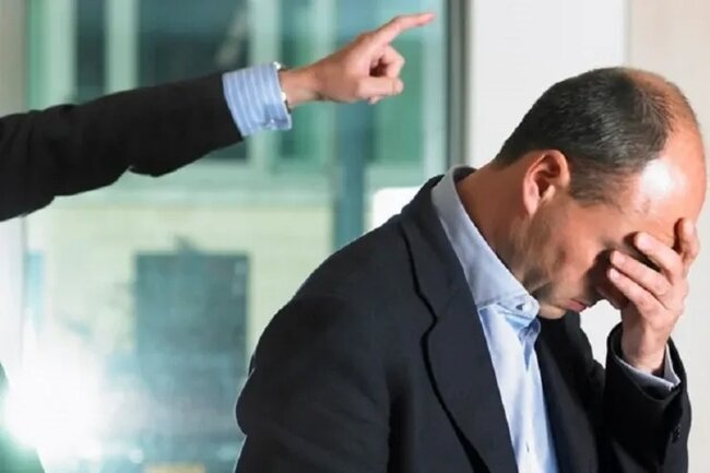 Müdirə salam verdiyi üçün işdən qovub cərimələdilər - QƏRİBƏ OLAY