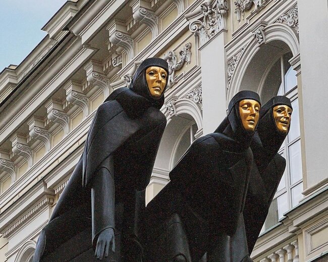 Van Dammın gəlini gimnast bacısı ilə - FOTO