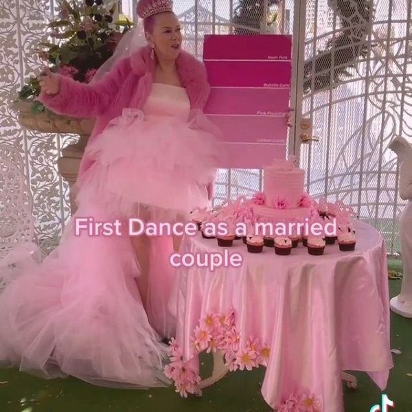 Bu qız çəhrayı RƏNGƏ ərə getdi - FOTO-VİDEO