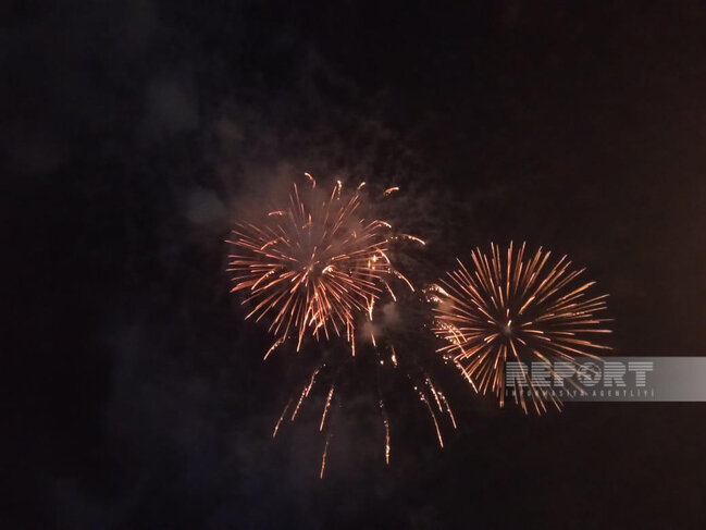 Bakıda Heydər Əliyevin 100 illik yubileyi ilə əlaqədar atəşfəşanlıq olub - FOTO