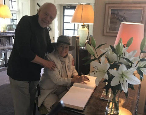 80 yaşdan sonra EŞQ: Marketdə toqquşub, 3 ay sonra nişanlandılar - FOTO