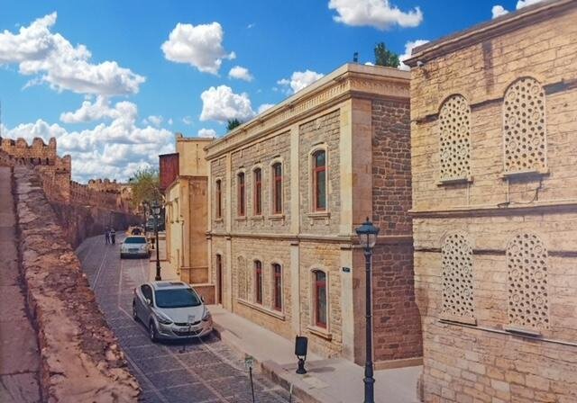 Sözlərdən dərin fikirlərin cövhərini çəkmək cəhdində...