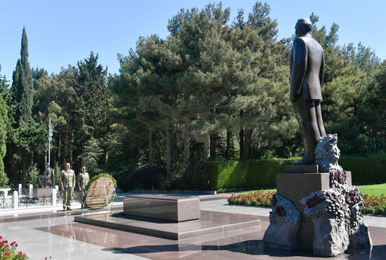 İlham Əliyev və Mehriban Əliyeva Heydər Əliyevin məzarını ziyarət etdi - FOTO