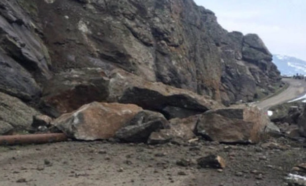 Daşkəsəndə dağ uçqunu olub