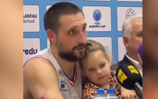 Oyundan sonra mətbuat konfransına qızı ilə gəldi - Video