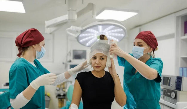 Asiyada yeni estetik çılğınlıq: "Elf qulaqları" trendə çevrilir - FOTO