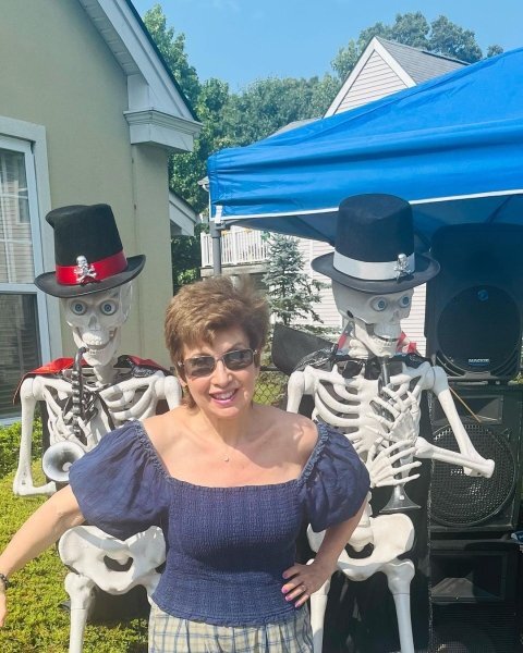 82 yaşlı qadın cavan qalmaq üçün hər gün soyuq su ilə yuyunur