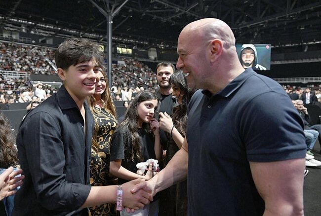 Prezidentin nəvələri Dana Uayt və Həbib Nurməhəmmədovla bir arada