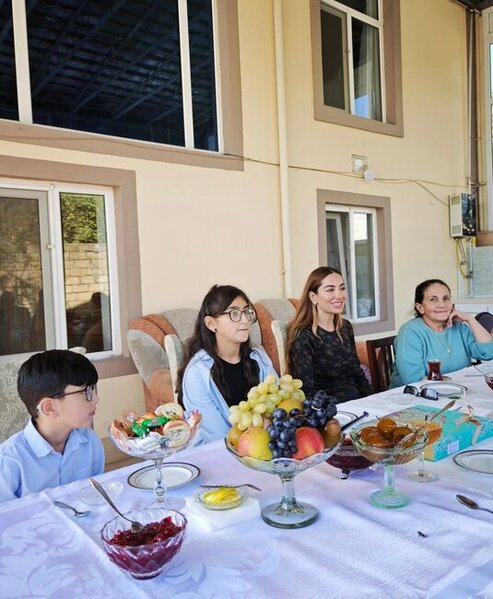 Arzu Əliyeva şamaxılı ailənin qonağı oldu - Fotolar