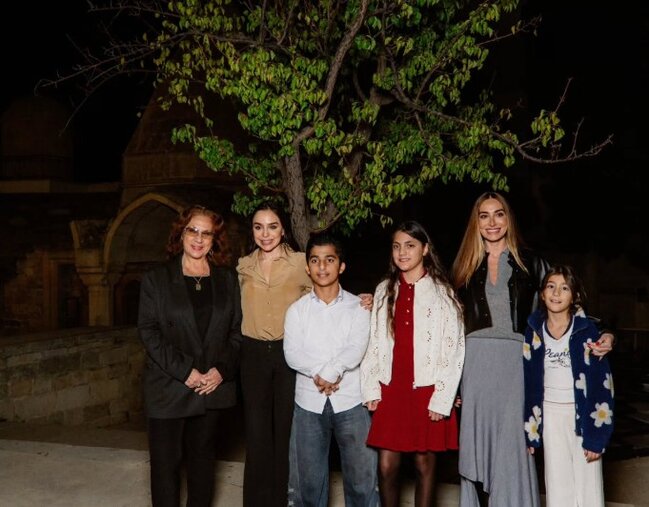 Leyla və Arzu Əliyevalar qızları ilə sərgidə... - Fotolar