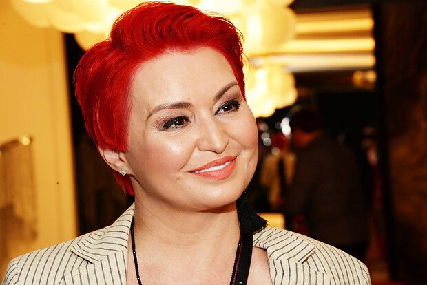 Məşhur müğənnidən ŞOK açıqlama - Yadplanetlilər dişlərimi oğurladılar