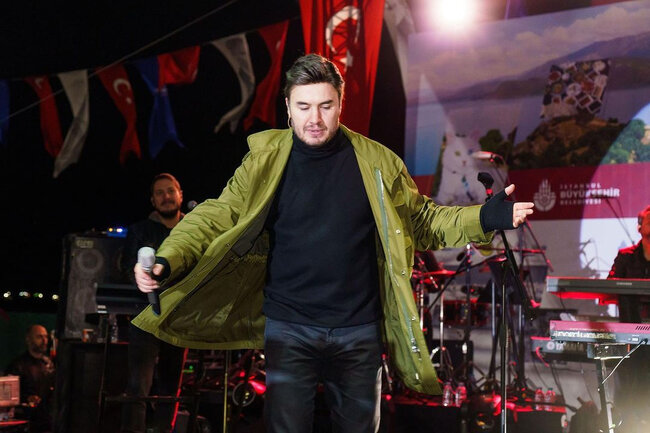 Bakıda iş adamı övladına təmtəraqlı toy etdi, məşhurlar məclisə axın etdi - VİDEO