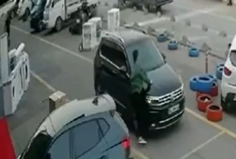 Səhvən ayağını əzdiyi şəxsin xəstəxana xərclərini ödəmədi, ÖLDÜRÜLDÜ - VİDEO