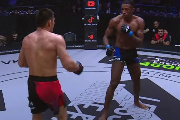 Qırğız döyüşçünün dirsək zərbəsi braziliyalının qulağını qopardı - VİDEO