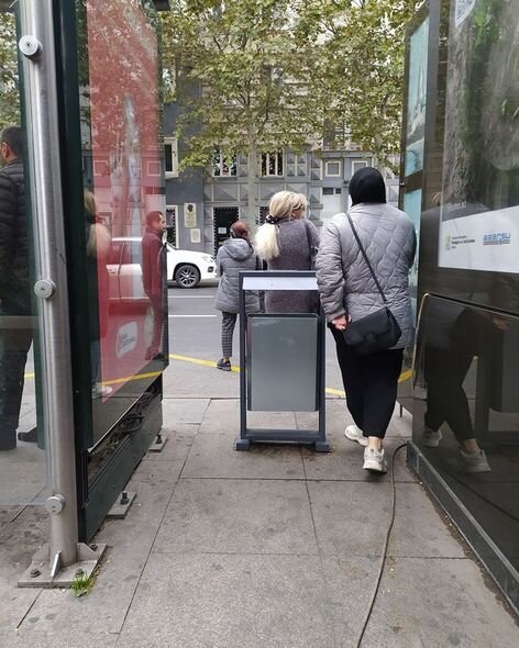 Köşk səkini zəbt etdi: Vətəndaşlar keçməyə yol tapmırlar - FOTO