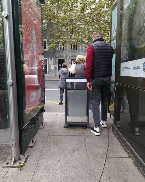 Köşk səkini zəbt etdi: Vətəndaşlar keçməyə yol tapmırlar - FOTO