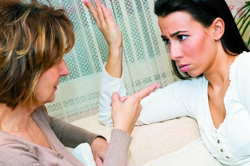 Azərbaycanda qayınanasını döyən 19 yaşlı gəlinə cinayət işi açıldı