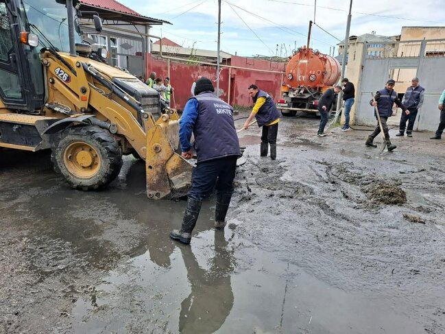 Keşlə qəsəbəsində kollektorun daşması nəticəsində yaranmış fəsadlar aradan qaldırılır