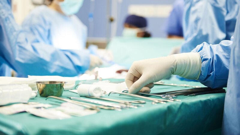 19 yaşlı oğlanı aldadaraq sinə böyütmə əməliyyatı ETDİLƏR- FOTOLAR