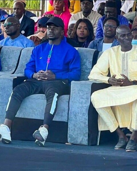 Futbol oynadığı palçıqlı meydançanın yerində stadion tikdirdi - Video