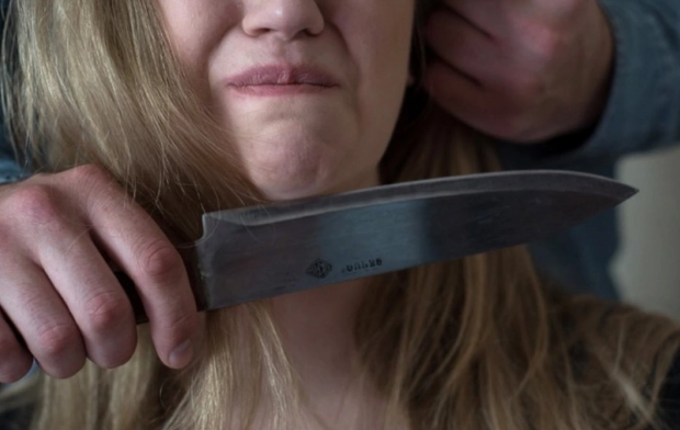 Gədəbəydə qayın gəlinin üzünə kəsici alətlə xəsarət yetirməkdə şübhəli bilinir