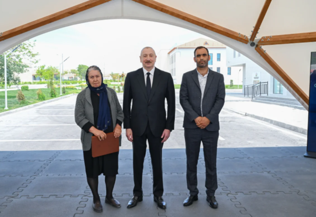 İlham Əliyev və Mehriban Əliyeva Şükürbəyli kəndinə köçən sakinlərlə görüşüblər - FOTO