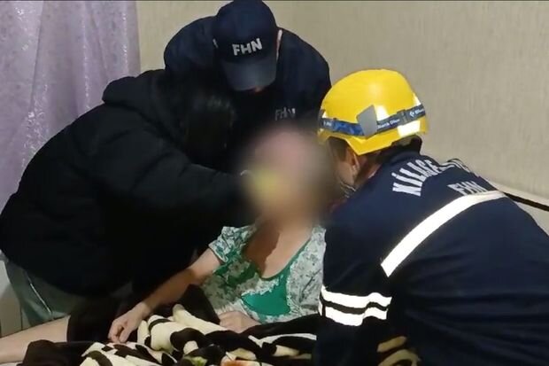 Bağlı qapı arxasında qalan qadın belə xilas edildi