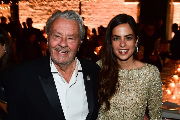 Alen Delonun qızı qardaşlarını məhkəməyə verib