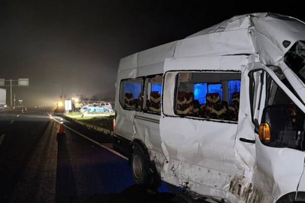Türkiyədə məktəb mikroavtobusu yük maşını ilə toqquşub, xəsarət alanlar var
