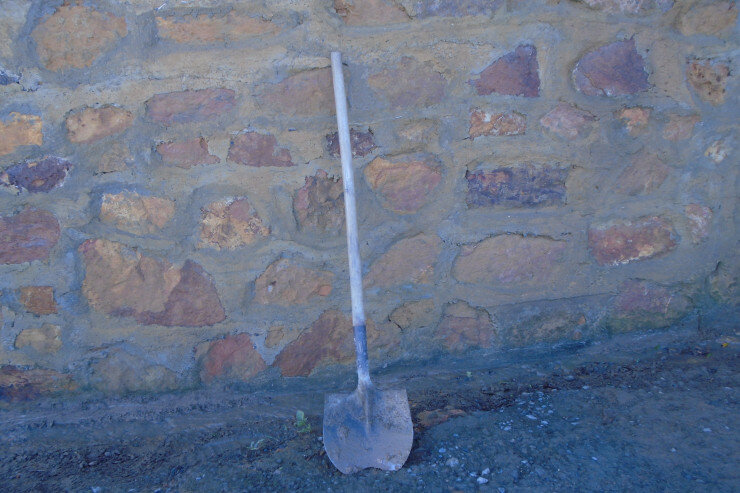 Arvadını sevgilisi ilə küçədə görüb öldürdü - Kürəklə parçaladı