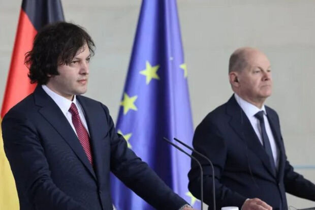 Gürcüstanın baş naziri tərcüməçini Olaf Şoltsun sözlərini təhrif etməkdə ittiham edib