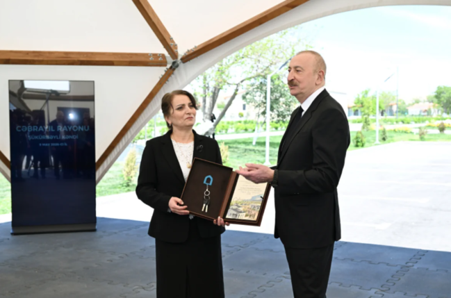 İlham Əliyev və Mehriban Əliyeva Şükürbəyli kəndinə köçən sakinlərlə görüşüblər - FOTO